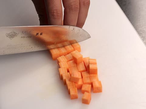 Tailler en Mirepoix (cubes 1 cm de côtés) - 6