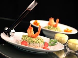 Tartare de Saint-Jacques et d'avocat, tempura de gambas et son espuma de mangue