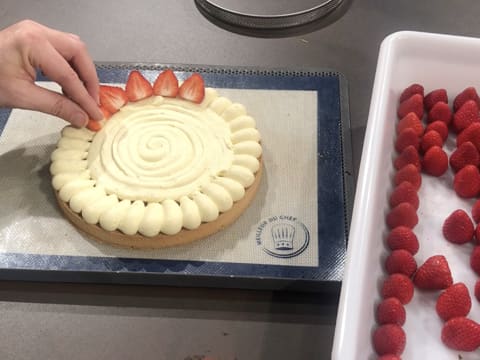 Tarte à la fraise sur son moelleux noisette - 104