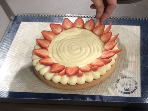 Tarte à la fraise sur son moelleux noisette - 105