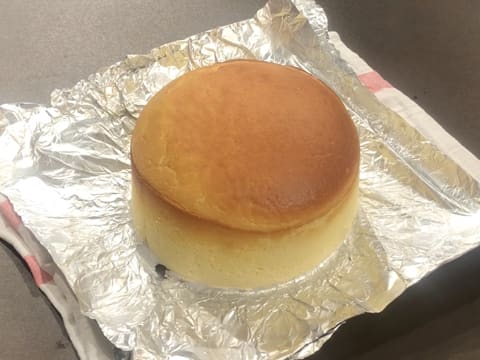 Obtention de la tarte au fromage blanc posé sur le fond du moule recouvert du papier aluminium