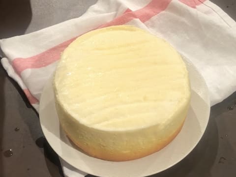 Obtention du cheesecake japonais extra léger sur l'assiette