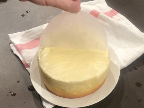 Le disque de papier sulfurisé qui se trouve à la surface du cheesecake, est retiré