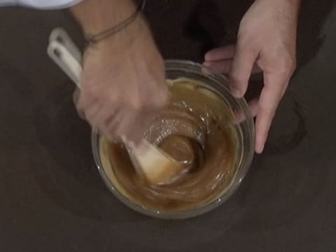 Mélange du chocolat blond Dulcey fondu et de la crème fleurette avec la spatule