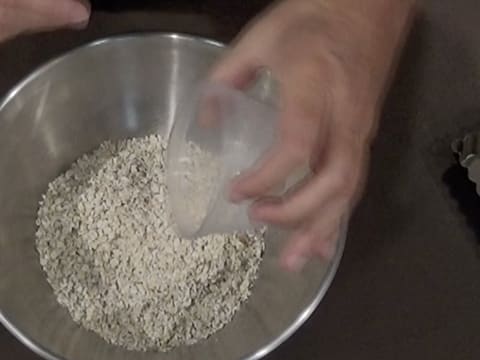 Ajout de la fleur de sel sur les flocons d'avoine, dans le cul de poule