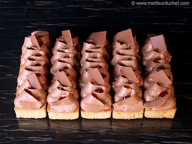 Tarte au chocolat Alunga™ et griottes, en parts individuelles