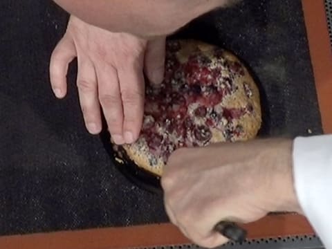 La lame d'un couteau est passée entre la tarte et les parois du cercle à tarte