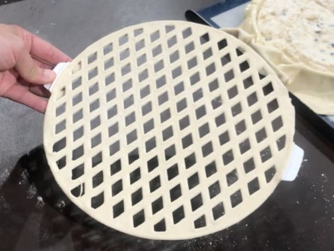 Obtention du décor pour tourte en pâte feuilletée sur le découpoir