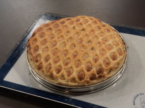 Obtention de la tarte normande aux pommes qui est cuite, gonflée et dorée