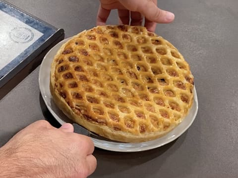 La tarte normande aux pommes est placée sur une assiette de présentation