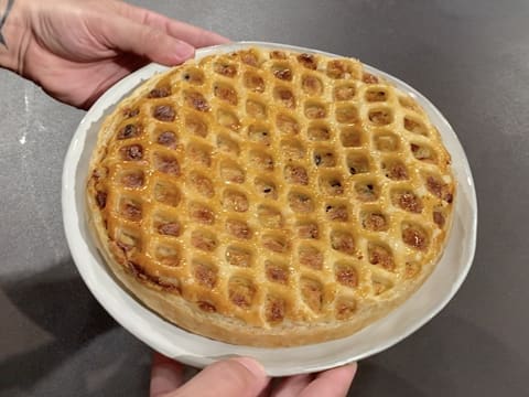 Obtention de la tarte normande aux pommes sur son assiette de service