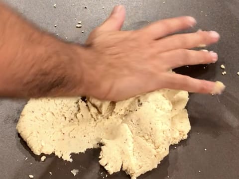 La pâte sucrée noisette est fraisée avec la paume de la main