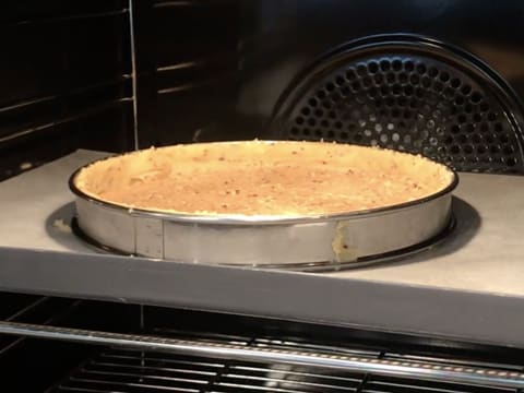 Le fond de tarte est placé dans le four