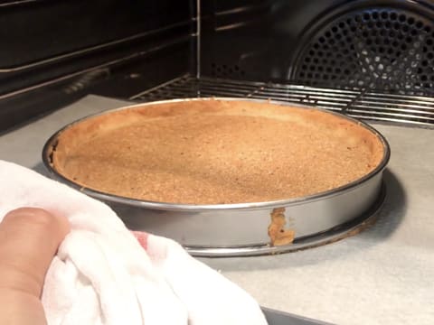 Le fond de tarte cuit et doré est retiré du four