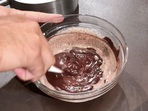 Mélange du chocolat et de la crème dans le saladier à l'aide de la spatule maryse