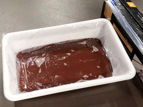Obtention de la ganache au chocolat filmée au contact dans le bac alimentaire