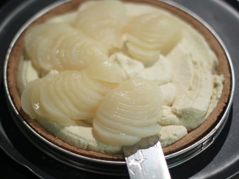 Les demi poires émincées en fines lamelles sont déposées sur la crème d'amandes qui a été pochée sur le fond de tarte