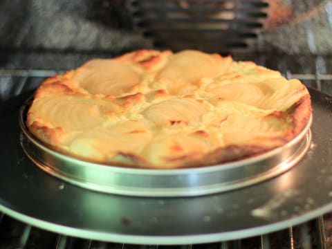 La tarte aux poires est en train de cuire dans le four et sa surface est dorée