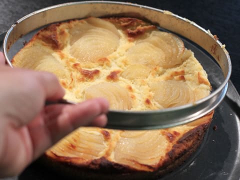 Le cercle à tarte en inox est retiré de la tarte aux poires