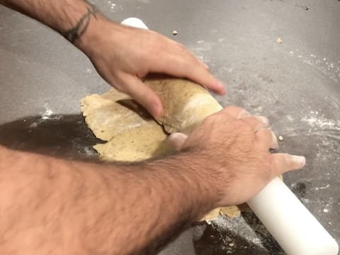 La pâte sablée à la noix de pécan abaissée, est enroulée autour du rouleau à pâtisserie