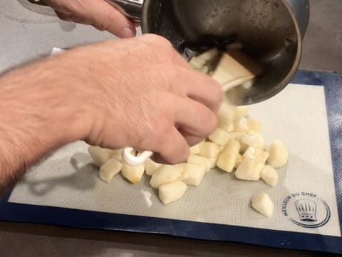 Les morceaux de poires enrobés de beurre et de sucre fondus, sont débarrassés sur un tapis de cuisson en silicone