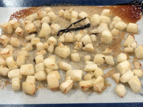 Obtention des poires rôties à la vanille avec la demi gousse de vanille fendue en deux au milieu