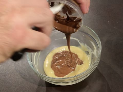 Ajout du praliné noix de pécan sur la crème au chocolat blanc dans le saladier en verre