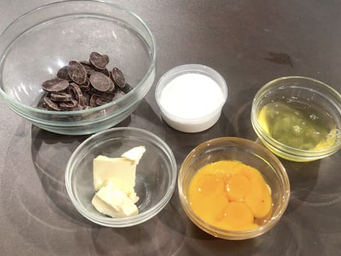 Tous les ingrédients pour la réalisation de la mousse légère au chocolat