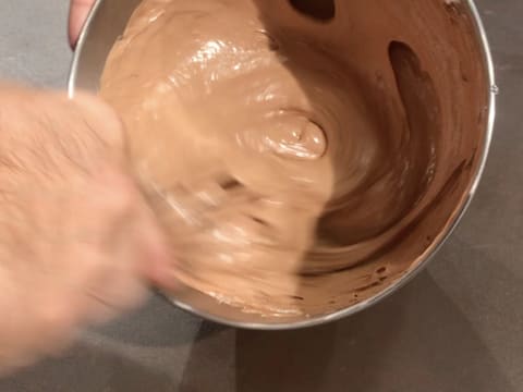Mélange et obtention de la mousse légère au chocolat dans la cuve du batteur