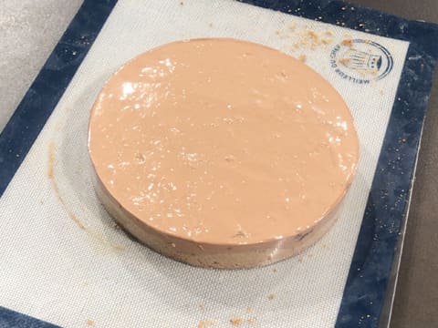Obtention de la tarte recouverte de mousse au chocolat, posée sur le tapis de cuisson en silicone