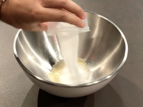 Ajout du sucre en poudre dans le cul de poule