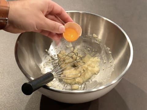 Ajout du jaune d'oeuf dans le cul de poule