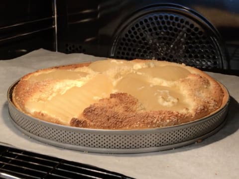 Cuisson de la tarte aux poires dans le four