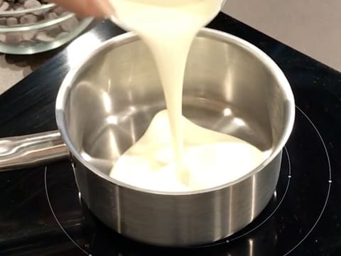 Ajout de la crème dans la casserole