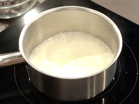 Ébullition de la crème dans la casserole