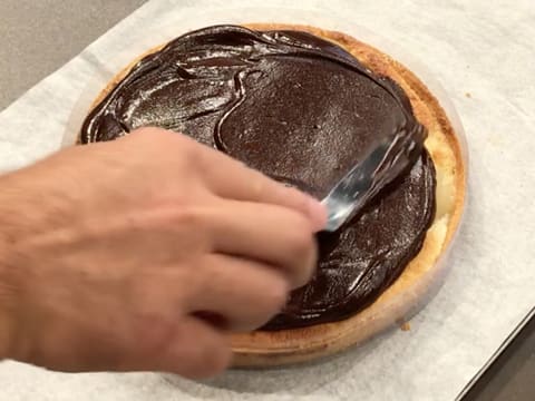 La ganache au chocolat est étalée sur la tarte