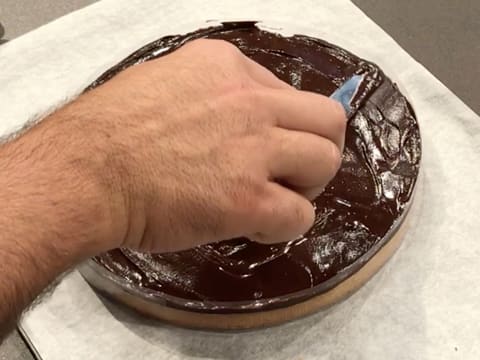 La ganache au chocolat est étalée sur la tarte