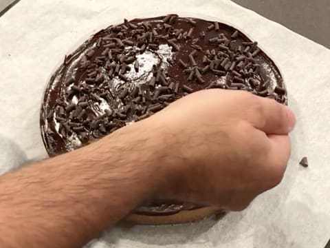 Dépôt de copeaux de chocolat sur la tarte