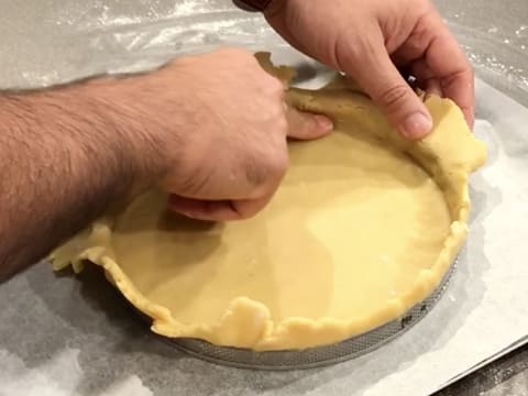 Fonçage de la pâte sablée dans le cercle à tarte