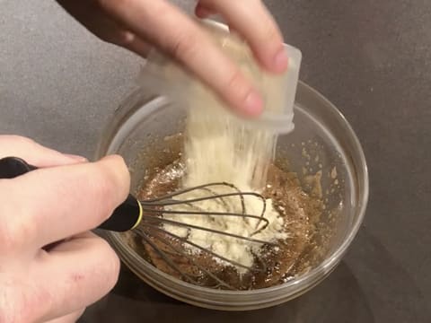 Ajout poudre d'amandes dans saladier