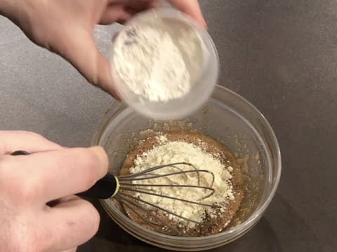 Ajout farine dans saladier
