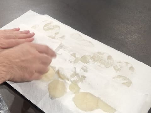 Tranches de poire épongées avec papier absorbant