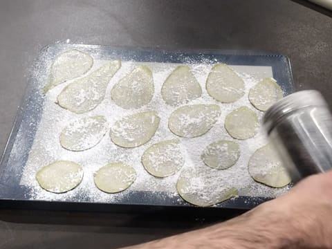 Tranches de poire saupoudrées de sucre glace