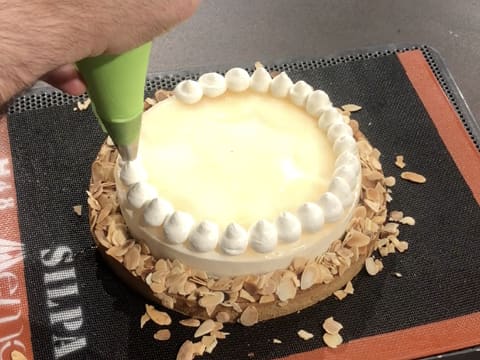 Pochage crème montée sur tarte