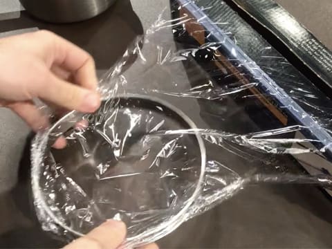 Papier film sur cercle à tarte