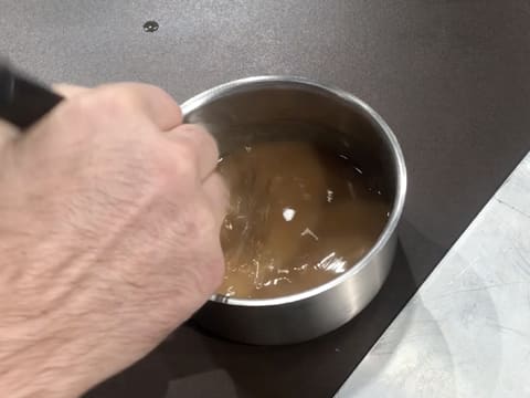 Mélange préparation dans casserole