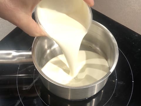 Crème versée dans casserole