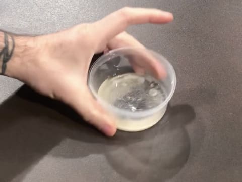 Mélange eau et gélatine en poudre