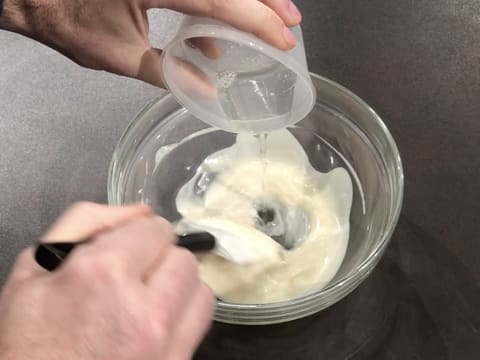 Gélatine fondue versée dans saladier