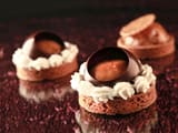 Tartelette aux pommes fa&ccedil;on sp&eacute;culoos et d&ocirc;me en chocolat